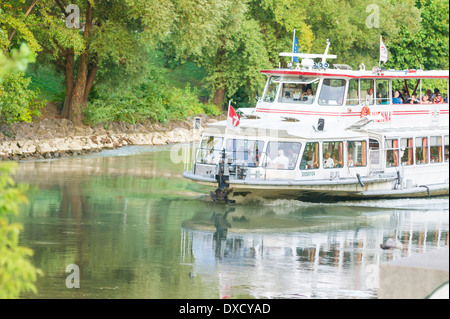 Navire d'excursion sur le canal du Danube, vienne, autriche Banque D'Images