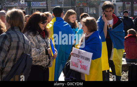 Lugansk, Ukraine. 23 mars 2014. Participant à la guerre anti-mars tenant une bannière à lire 'Pas de pseudo référendum, united l'Ukraine - oui !' mars contre l'occupation russe de la Crimée a tenu aujourd'hui Lugansk. Crédit : Igor Golovnov/Alamy Live News Banque D'Images