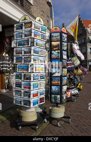 Cartes postales touristiques en vente sur stand à Volendam aux Pays-Bas Banque D'Images