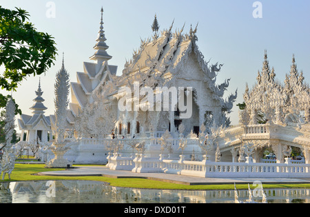 Wat Rong Khun, mieux connu sous le nom de "Temple blanc" est dans le style d'un temple bouddhiste est l'un des temples les plus reconnaissables, Chiang Rai, Thaïlande Banque D'Images