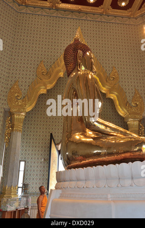 Bouddha d'or massif (pesant 5.5 tonnes) dans le temple de Wat Traimit, Bangkok, Thaïlande Banque D'Images