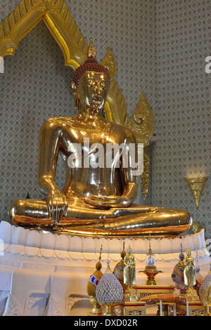 Bouddha d'or massif (pesant 5.5 tonnes) dans le temple de Wat Traimit, Bangkok, Thaïlande Banque D'Images