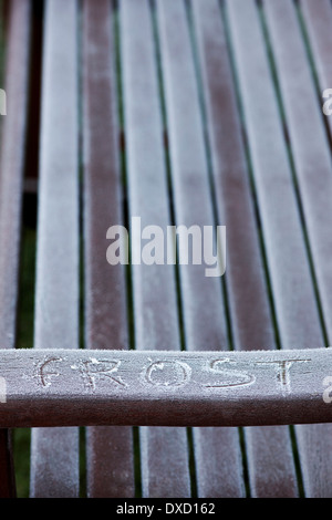 Givre sur un banc de jardin au printemps. UK Banque D'Images