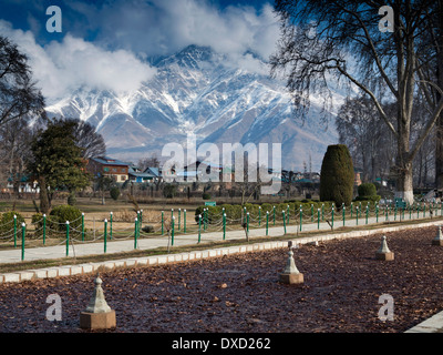 L'Inde, au Cachemire, Srinagar, Shalimar Bagh, Mughal Gardens, avec montagnes enneigés des Zabarwan Banque D'Images