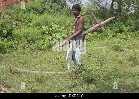 Agriculteur avec Tribal Jorhat (équipement utilisé pour labourer fait de bois ou de fer). Soren tribu. Bokaro, Jharkhand Banque D'Images