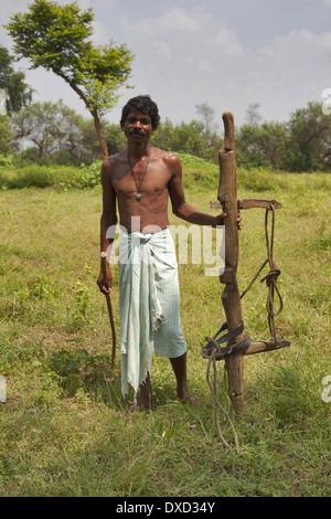 Agriculteur avec Tribal Jorhat (équipement utilisé pour labourer fait de bois ou de fer). Soren tribu. Bokaro, Jharkhand Banque D'Images