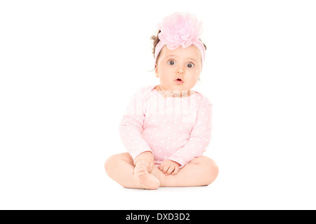 Adorable baby girl sitting on the floor Banque D'Images