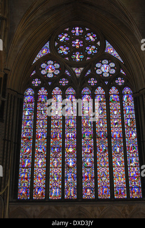 Les vitraux de la cathédrale de Lincoln sont exposés, honorant l'histoire et le sacrifice du Bomber Command. La cathédrale est un point de repère important au Royaume-Uni, avec son architecture historique et religieuse. Banque D'Images