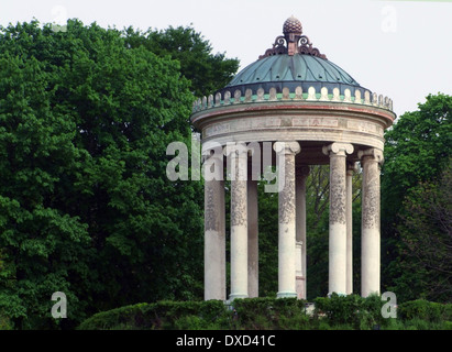 Bâtiment appelé Monopteros dans le Jardin Anglais de Munich (Bavière, Allemagne) entourée par la végétation verte Banque D'Images