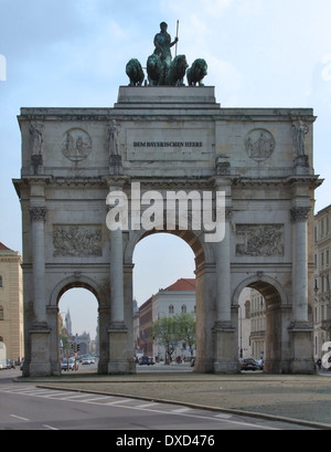 Frontal tourné près de montrant un monument nommé Siegestor à Munich (Bavière, Allemagne) Banque D'Images