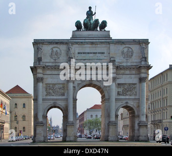 Frontal tourné près de montrant un monument nommé Siegestor à Munich (Bavière, Allemagne) Banque D'Images