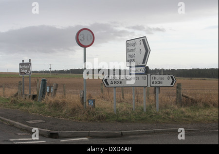 Panneau routier à la sortie en mars 2014 l'Écosse Caithness Dunnett Banque D'Images