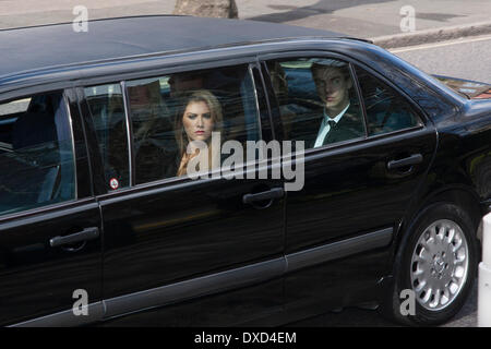 Londres, le 24 mars 2014. Une calèche transportant le corps de feu le chef du syndicat RMT Bob Crow grâce à Wanstead être inhumé au cimetière de la ville de London et d'un crématorium. Crédit : Paul Davey/Alamy Live News Banque D'Images