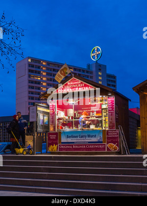 L'allemand wurst street food, vendeur de saucisses traditionnelles, Berlin, Germany, Europe Banque D'Images