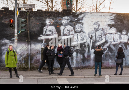 Le célèbre Mur de Berlin East Side Gallery, montrant les murales sur les vestiges du Mur de Berlin à Berlin, Germany, Europe Banque D'Images