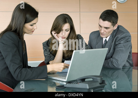 Femme professionnelle à plus de couple avec papier Banque D'Images