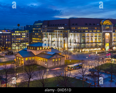 Scène de nuit de Wittenbergplatz, et le célèbre grand magasin KaDeWe, Berlin, Germany, Europe Banque D'Images