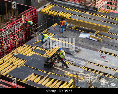 Site de construction - travaux sur les immeubles de grande hauteur sur un chantier de construction dans une ville Banque D'Images