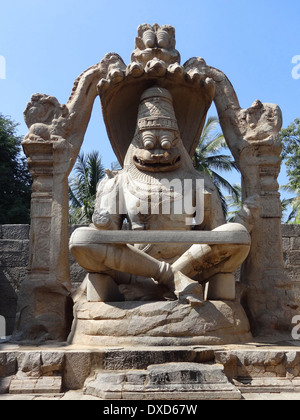 Lakshmi Narasimha, une sculpture au centre sacré autour de Hampi, une ville située dans la région de Karnataka, au sud-ouest de l'Inde Banque D'Images