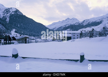 La neige a couvert le village dans la neige, 1969 Banque D'Images