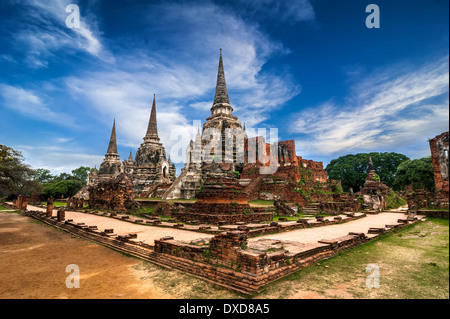 L'architecture religieuse de l'Asie. L'ancienne pagode à Wat Phra Sri Sanphet temple sous ciel bleu. Ayutthaya, Thaïlande Banque D'Images