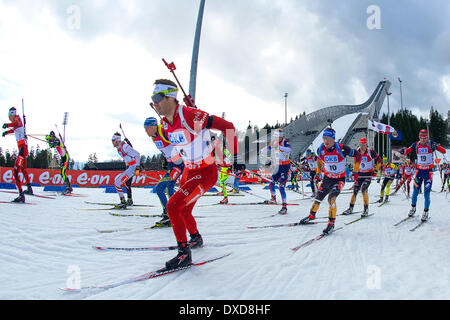 Oslo, Norvège. 24Th Mar, 2014. L'E.ON World Cup 2014 Biathlon athlètes départ en masse dans l'épreuve du 15 km départ groupé pendant la Coupe du Monde de biathlon à Holmenkollen à Oslo, Norvège. Credit : Action Plus Sport Images/Alamy Live News Banque D'Images