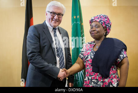 Addis Abeba, Ethiopie. 24Th Mar, 2014. Le ministre allemand des affaires étrangères, Frank-Walter STEINMEIER (SPD, L) dit au revoir à président de la Commission de l'Union africaine Nkosazana Dlamini-Zuma à Addis Ababa, Ethiopie, 24 mars 2014. Steinmeier effectuera une visite en Ethiopie, en Tanzanie et en Angola au cours de son voyage de trois jours. Photo : MICHAEL KAPPELER/DPA/Alamy Live News Banque D'Images