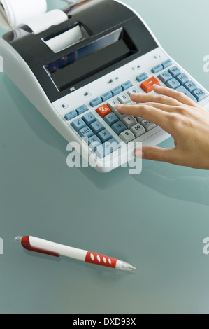 Closeup of woman's hand using calculator Banque D'Images