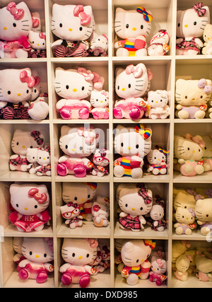 Hello Kitty jouets exposés à la vente dans la section pour enfants du grand magasin à Paris Banque D'Images