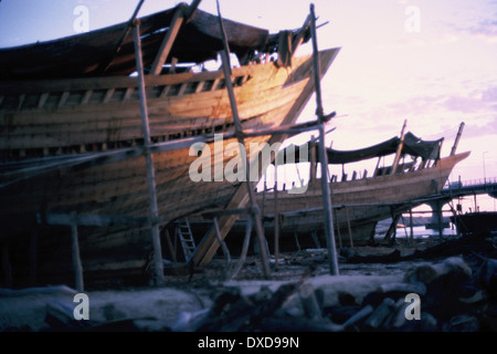 Les boutres traditionnels en bois/bateaux silhouetté contre le ciel du soir à Dubaï, 1969 Banque D'Images