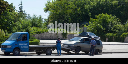 Auto wird ein à Tiraspol abgeschleppt / une voiture d'être remorqué à Tiraspol / Foto : Robert B. Fishman, inmara,, 26.05.2011 Banque D'Images