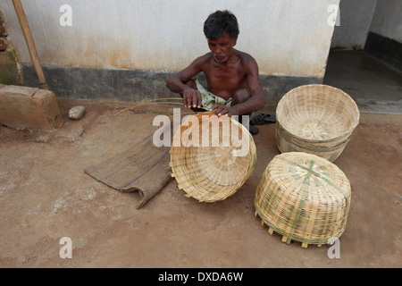 Oraon man making paniers avec bandes du bambou sec Baludih, village du district de Bokaro, Jharkhand, India Banque D'Images