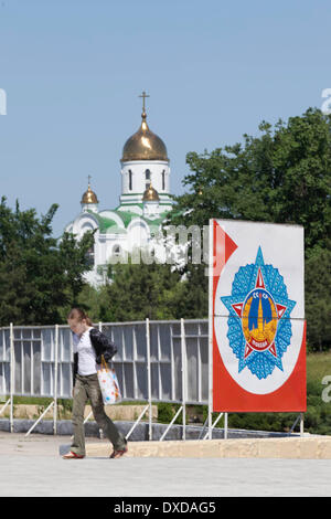 Siegesplakat vor der Kathedrale à Tiraspol erinnert an den Sieg der Sowjetunion im Zweiten Weltkrieg/l'affiche en face de la cathédrale de Tiraspol se souvenir du Sviet la victoire de l'Union in World War II/Foto : Robert B. Fishman, inmara, 26.05.2011 Banque D'Images