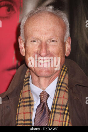 PIX FICHIER : New York, NY, USA. 4e novembre 2009. JAMES REBHORN, le 1 septembre 1948 - Le 21 mars 2014, un acteur américain d'effectuer dans de nombreux films, émissions de télévision et de théâtre, le plus récemment dans la série de Showtime 'patrie'. Rebhorn est mort à la maison d'un mélanome. Sur la photo : Nov 4, 2009 - New York, New York, États-Unis - l'acteur James REBHORN assiste à la première de New York "Le fort", tenue à AMC Lincoln Square 13. Credit : ZUMA Press, Inc./Alamy Live News Banque D'Images