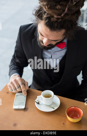 Élégant élégant dreadlocks man au bar en paysage des affaires Banque D'Images