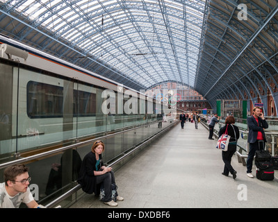 Passagers et de train à Londres St Pancras Banque D'Images