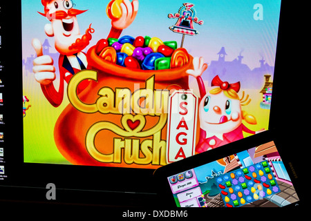 Le roi Digital Entertainments Candy Crush Saga sur l'écran d'un ordinateur et d'un ordinateur tablette Banque D'Images