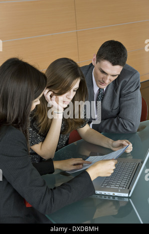 Femme professionnelle à plus de couple avec papier Banque D'Images
