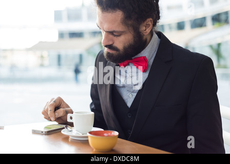 Élégant élégant dreadlocks man au bar en paysage des affaires Banque D'Images