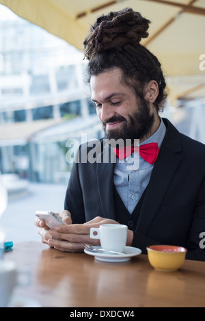 Élégant élégant dreadlocks man au bar en paysage des affaires Banque D'Images