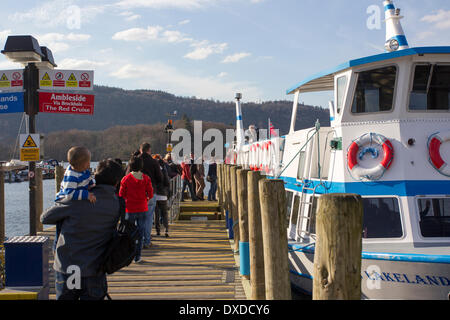 Le lac Windermere, Cumbria, Royaume-Uni. 24 mars, 2014. Les touristes font la plupart du ciel bleu et le soleil et profiter des excursions en bateau sur le lac Windermere. Credit : Gordon Shoosmith/Alamy Live News Banque D'Images