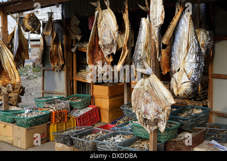 Produits du poisson séché en vente en boutique Banque D'Images