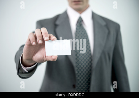 Businessman holding blank business card Banque D'Images