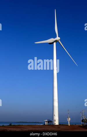 À l'éolienne parc éolien sur le bord de la lagune Puttalam au Sri Lanka Banque D'Images