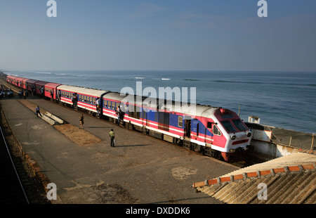 Train de voyageurs à la gare Bambalapitiya sur le front de mer de Colombo, Sri Lanka Banque D'Images