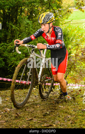 Concurrent dans Raphaël Super Cross cyclo-cross à Broughton Hall près de Skipton North Yorkshire Angleterre Banque D'Images