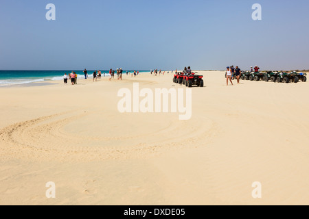 Les touristes et les quads sur la plage de sable de Praia de Santa Monica, Curralinho, Boa Vista, Cap Vert, Afrique du Sud Banque D'Images