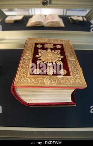 Mainz, Allemagne. 24Th Mar, 2014. Une image du cardinal Domenico Grimani peut être vu sur le fac-similé de "Brevarium Grimani" à l'exposition Princes de l'Église, mécènes, Codices a Martinus Library à Mainz, Allemagne, 24 mars 2014. L'exposition est présentée du 25 mars au 25 avril et sera fidèle à l'original des soi-disant "Brevarium Grimani', qui est cosidered un chef-d'oeuvre de l'école de peinture livre Ghent-Bruges et qui a été le livre de prières d'Albert de Mayence. Photo : FREDRIK VON ERICHSEN/DPA/Alamy Live News Banque D'Images