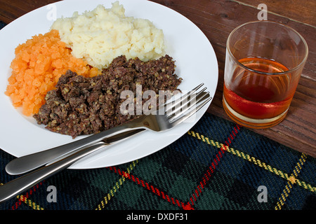 Haggis écossais traditionnel, neeps tatties et whisky avec également connu sous le nom de burns supper. Banque D'Images