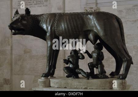 La Louve du capitole (Lupa Capitolina). Sculpture en bronze d'une louve avec Romulus et Remus que les nourrissons allaités. Banque D'Images